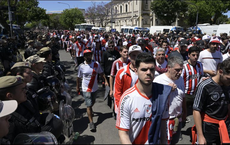 Los clubes están pendientes de un fallo de la Conmebol, tras las agresiones a los futbolistas del Boca cuando llegaban en autobús el sábado al estadio de River, por lo que el juego fue suspendido. AFP / ARCHIVO