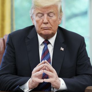 Trump retuitea fotomontaje de Obama y Clinton tras las rejas