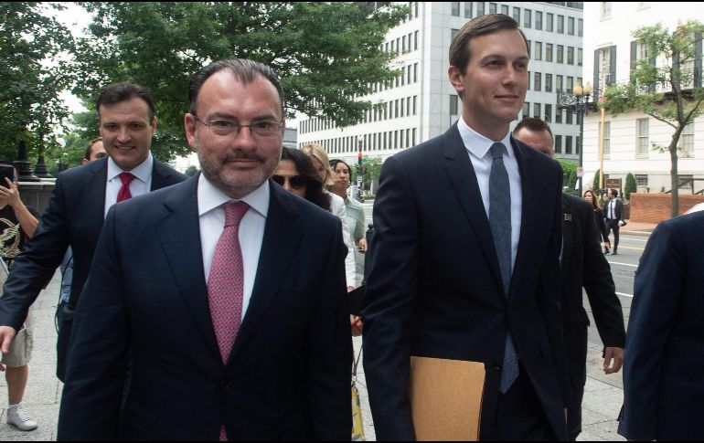 En entrevista, Videgaray señaló que el hecho de que Kushner (D) tenga una relación familiar con Donald Trump no es válido para criticar la condecoración, ''me parece incluso discriminatorio''. AFP / ARCHIVO