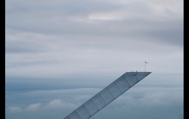 Visitantes toman fotos desde una rampa para salto de esquí en Oslo, Noruega. AFP/NTB Scanpix/L. Aserud