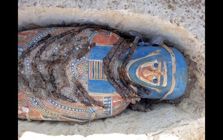 Imagen facilitada hoy que muestra una de las momias faraónicas descubiertas en el área arqueológica de Dahshur, Egipto. El equipo arqueológico que trabaja en el sureste de la pirámide del faraón Amenemhat II ha descubierto ocho sarcófagos de piedra caliza y con momias en su interior. AFPMinisterio de Antigüedades de Egipto