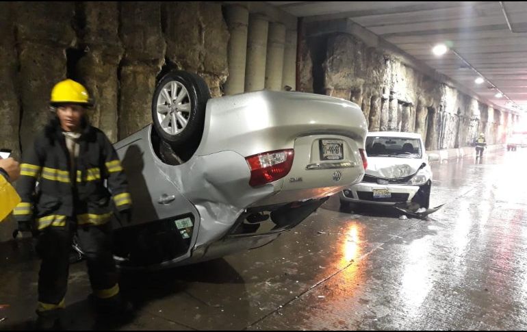 Personal de Protección Civil de Guadalajara acudió al punto para atender la volcadura. ESPECIAL