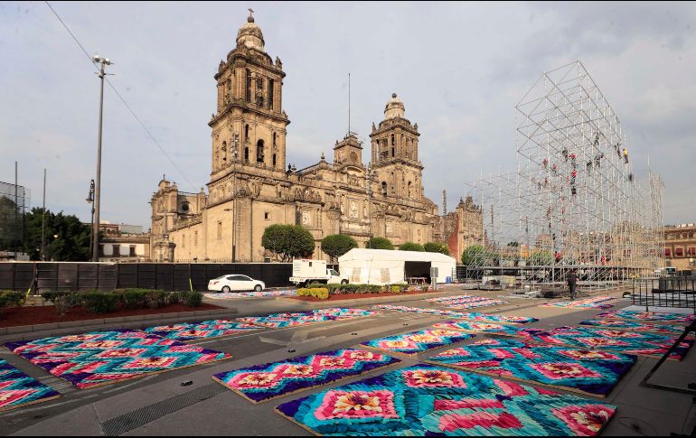 Aspectos de la instalación del escenario en la explanada del Zócalo, donde López Obrador encabezará un acto después de rendir protesta como Presidente. SUN/ARCHIVO