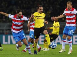El jugador Paco Alcacer (c) de Dortmund disputa el balón con Benoit Poulain (i) de Brujas. EFE/R. Vogel
