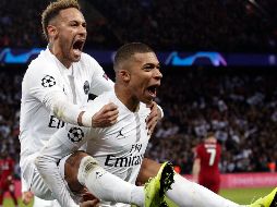 Neymar (i) de Paris Saint-Germain celebra con su compañero de equipo Kylian Mbappe (d) después de anotar un gol contra el Liverpool FC. EFE/Y. Valat