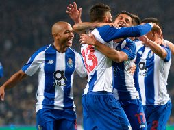 Jesús Corona celebra con sus compañeros de equipo su gol. AFP/M. Riopa