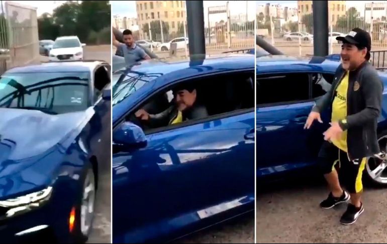 Maradona se mostró feliz al recibir el obsequio. ESPECIAL