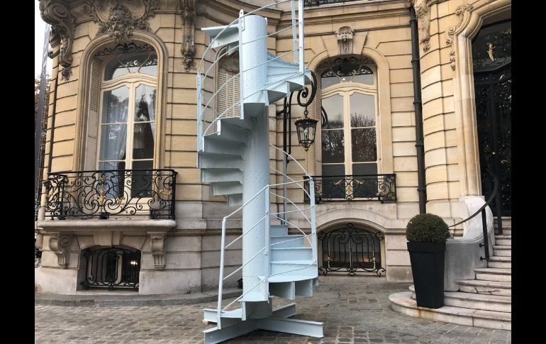 Un tramo de las primeras escaleras que sirvieron para subir a la torre Eiffel cuando se inauguró en 1889, y que fue subastado por 169 mil euros (191 mil dólares), lo que triplica su precio de salida. EFE/ARTCURIAL