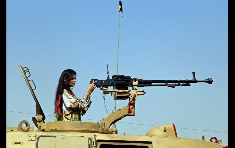 Una mujer permanece en un tanque Al Zarrar, durante la Exposición Internacional de Defensa 2018 en Karachi, Pakistán. EFE/R Khan