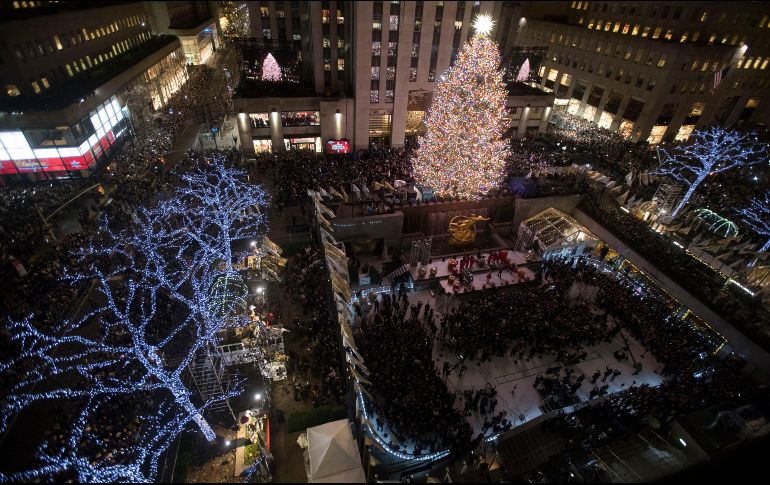 Más de ocho kilómetros de cables con decenas de miles de luces arropan al árbol desde hoy y hasta el próximo 7 de enero. AP/M. Altaffer