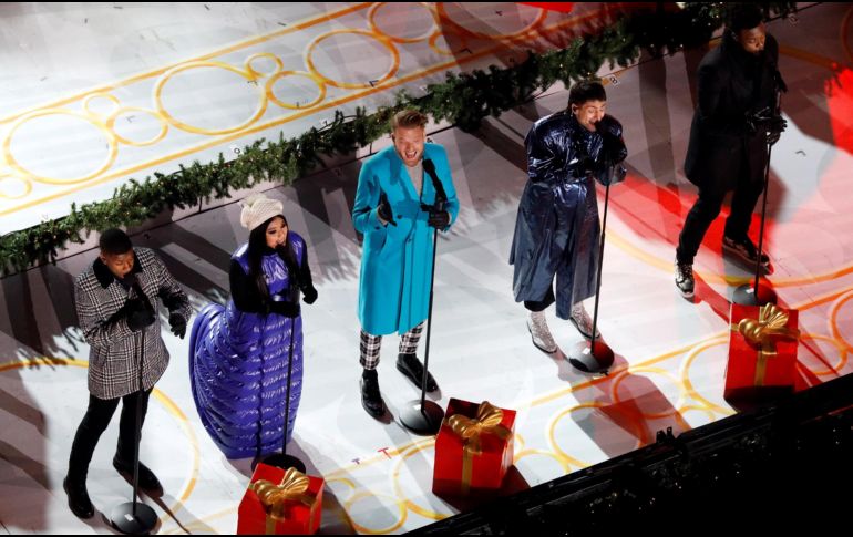 El grupo acappella Pentatonix se presenta durante la ceremonia anual de iluminación de árboles en el Rockefeller Center en Nueva York. EFE/J. Szenes