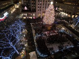 Más de ocho kilómetros de cables con decenas de miles de luces arropan al árbol desde hoy y hasta el próximo 7 de enero. AP/M. Altaffer