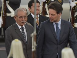 Brahim Ghali (i) arribó la noche de este miércoles sin contratiempos. AFP/ARCHIVO