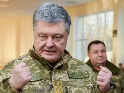 El presidente ucraniano, Petró Poroshenko, visita el centro de entrenamientos 169º de las Fuerzas Armadas de Ucrania en Cherníhiv. EFE/M. Lazarenko