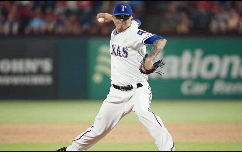 Jesse Chávez ya jugó para los Rangers en la primera parte de la temporada pasada. AP