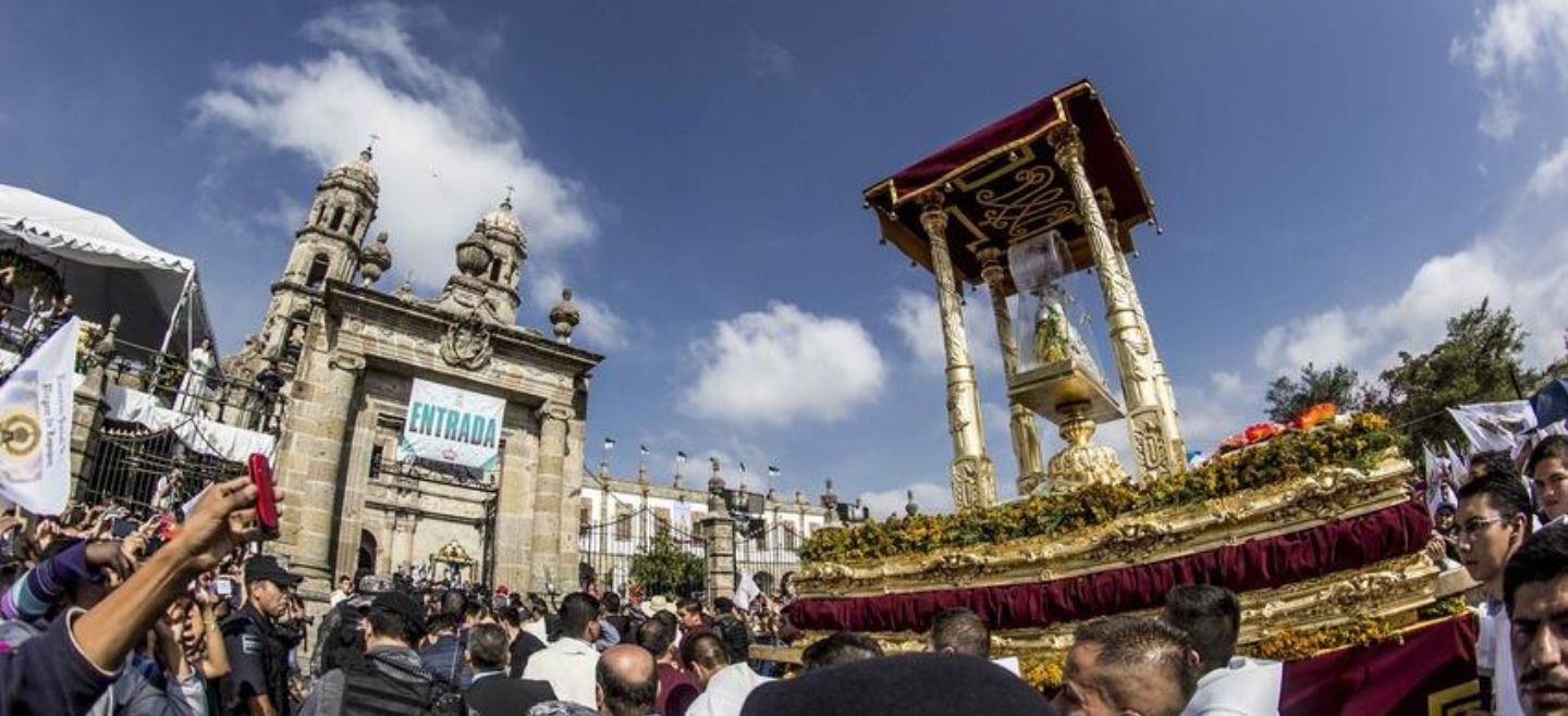 Familias enteras han conservado hasta la actualidad la tradición que inició en el siglo XVI con los recorridos de la 