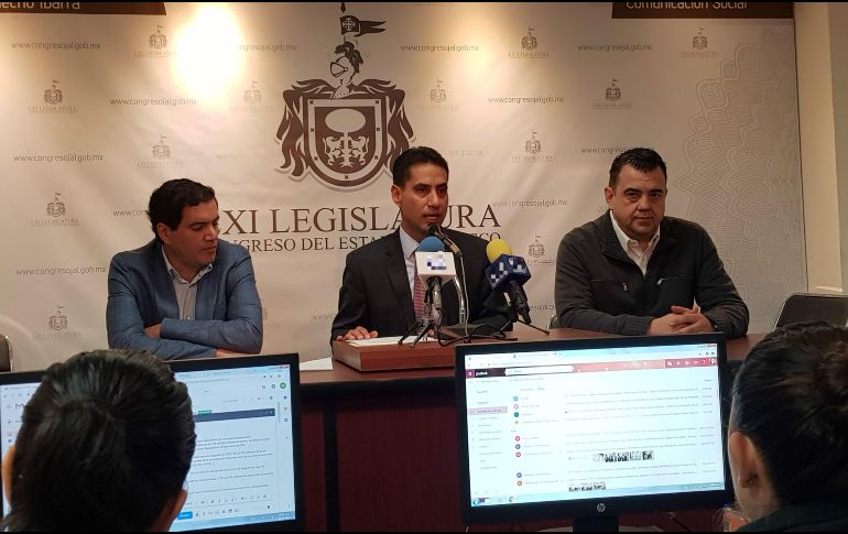 El diputado Rodríguez Jiménez (c) comenta que, con el aumento de participaciones, se analizarán los incrementos propuestos en el cobro de derechos que aún podrían ajustarse. EL INFORMADOR / R. Rivas