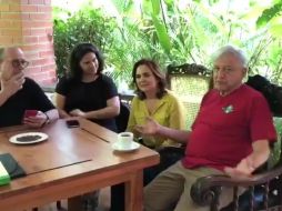 ''Seguimos en Palenque con nuestros amigos, alternando la escritura del discurso del sábado con la poesía de Nicolás Guillén como ha leído por Silvio (Rodríguez)'', indicó en un mensaje. TWITTER / @lopezobrador_