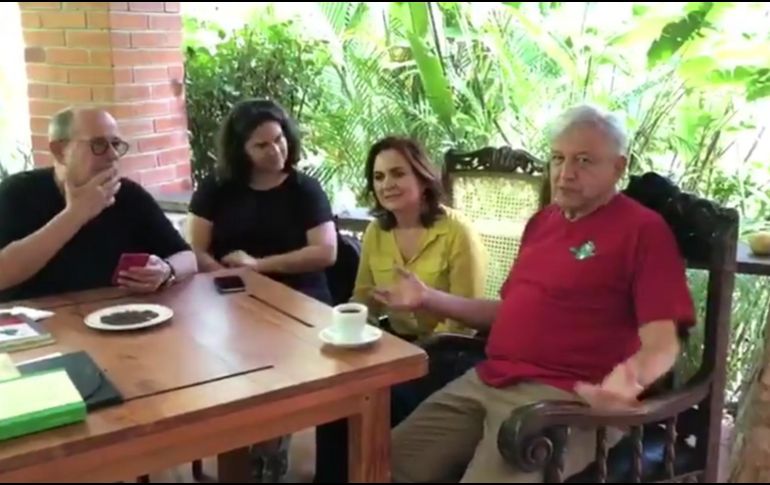 ''Seguimos en Palenque con nuestros amigos, alternando la escritura del discurso del sábado con la poesía de Nicolás Guillén como ha leído por Silvio (Rodríguez)'', indicó en un mensaje. TWITTER / @lopezobrador_