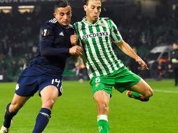 El centrocampista del Betis, Sergio Canales (d), pelea un balón con el defensa noruego del Olympiacos, Omar Elabdellaoui. EFE/R. Caro