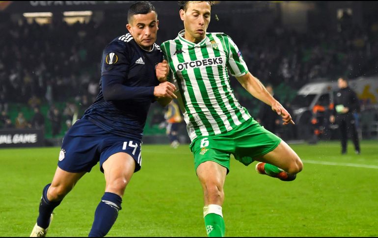 El centrocampista del Betis, Sergio Canales (d), pelea un balón con el defensa noruego del Olympiacos, Omar Elabdellaoui. EFE/R. Caro