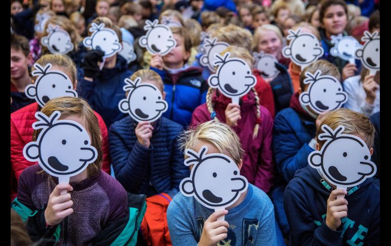 Un grupo de niños posa con caretas del personaje de ficción Greg Heffley, durante un encuentro con su creador, el escritor y dibujante estadounidense Jeff Kinney, en una casa editorial de Oslo, Noruega. EFE/ O. Berg-rusten