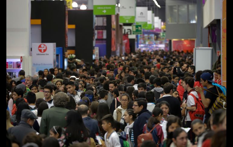 Miles de estudiantes abarrotaron este jueves la Feria del Libro de Guadalara 2018.