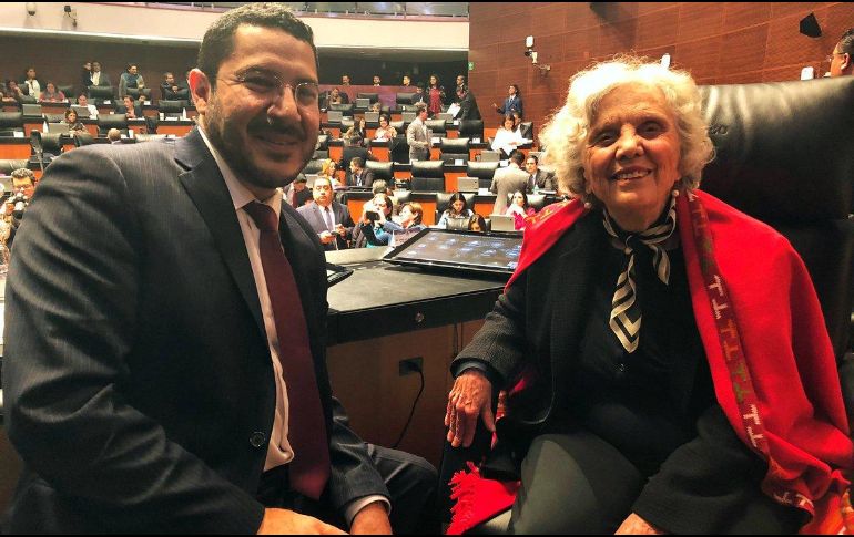 La escritora acudió al Senado a acompañar a la activista Jesusa Rodríguez, quien rindió protesta como senadora de la República. TWITTER / @martibatres