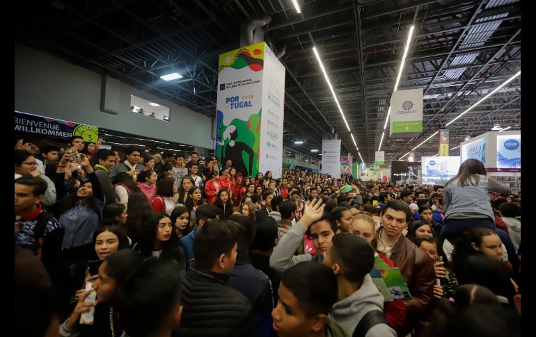 Grupos de alumnos de primaria y secundaria arribaron a la Expo Guadaladajara, en Zapopan, desde los primeros minutos de la apertura de la FIL.