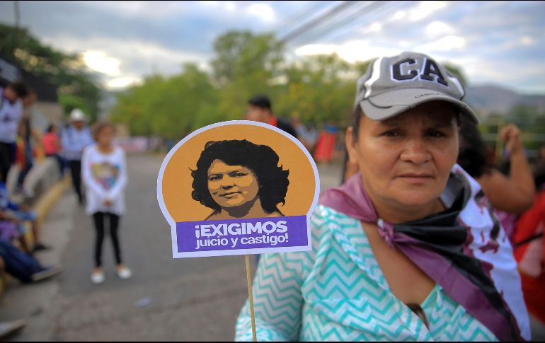 Miembros del Consejo Cívico de Organizaciones Populares (COPINH) se manifestaron frente a la Corte Suprema de Justicia el día de hoy en Tegucigalpa. EFE / G. Amador