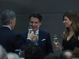 Mauricio Macri (i); el primer ministro italiano, Giuseppe Conte (c), y la primera dama argentina, Juliana Awada (d), brindan después de una reunión en el Museo de la Casa Rosada. EFE/M. Guillén