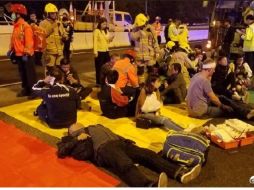 Imágenes de la televisión mostraban a los heridos siendo atendidos en el arcén. TWITTER/@Echinanews