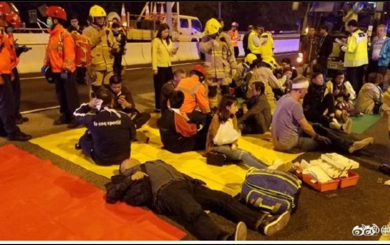 Imágenes de la televisión mostraban a los heridos siendo atendidos en el arcén. TWITTER/@Echinanews