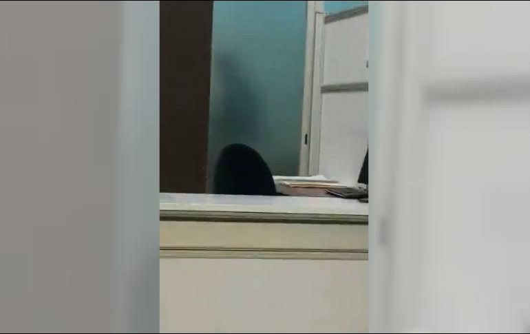 En el video, se puede apreciar como dos personas tienen relaciones sexuales en una presunta oficina y son grabados a lo lejos, por empleados de la dependencia quienes denuncian la actividad. TWITTER/ @GodinezFeed