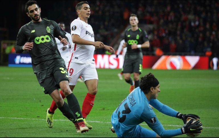 Memo Ochoa se queda con la pelota, en el duelo donde el Lieja le pegó al Sevilla en la Europa League. AP/O. Matthys