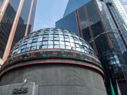 En el mercado accionario local se opera con un volumen de 5.5 millones de títulos, por un importe económico de 91.3 millones de pesos. AFP / ARCHIVO