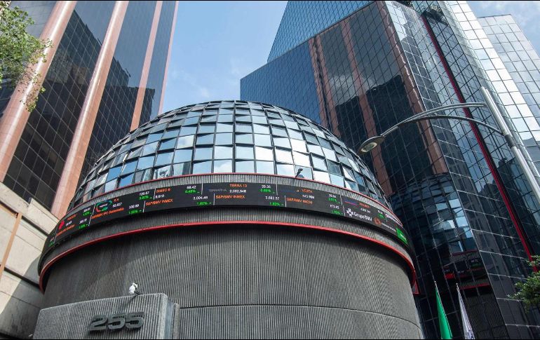 En el mercado accionario local se opera con un volumen de 5.5 millones de títulos, por un importe económico de 91.3 millones de pesos. AFP / ARCHIVO