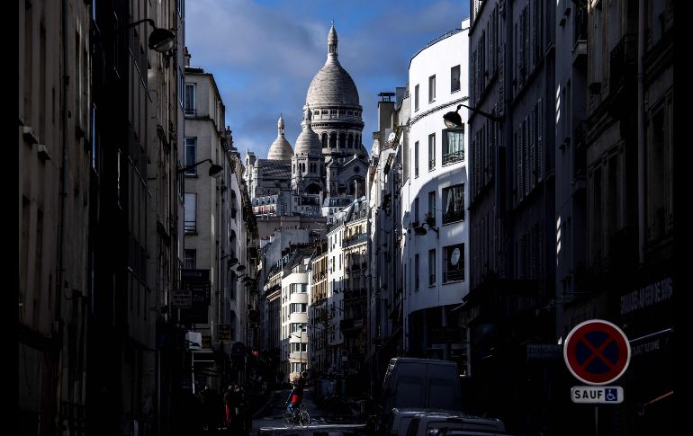 Un ciclista pasa bajo la basílica del Sagrado Corazón en el barrio parisino de Montmatre. AFP/C. Archambault
