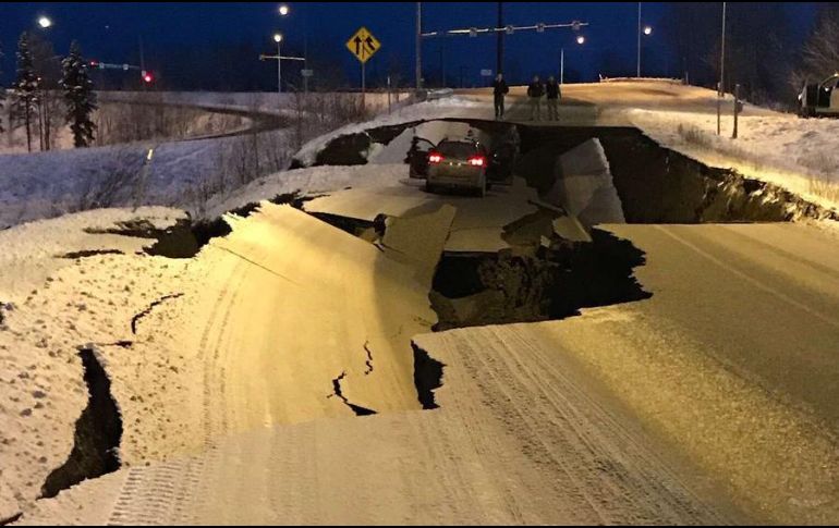 De acuerdo con el sitio en Internet del diario Anchorage Daily News, hubo informes de cortes de energía eléctrica y telefonía en la región. TWITTER / @Notimex