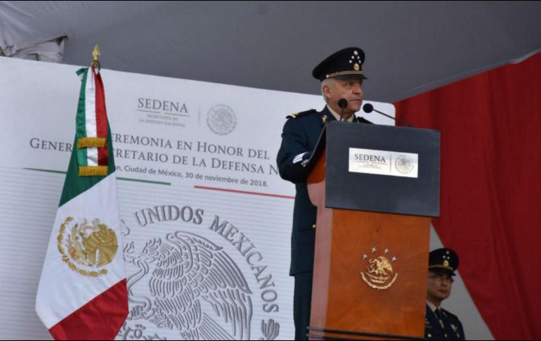 Frente a la plana mayor de la dependencia, y sin olvidar a ningún miembro de las tropas y cadetes, agradece a quienes fueron sus colaboradores; reconoce la presencia de Sandoval González. TWITTER / @S_Cienfuegos_Z