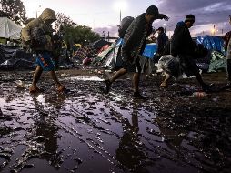 Tras lluvias en la ciudad fronteriza, el lugar se llenó de lodo; ya había más de seis mil personas, el doble de su capacidad. AFP / G. Arias