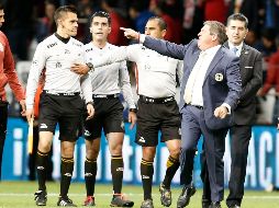 Miguel Herrera (D) cuestiona al cuerpo arbitral por añadir seis minutos en el partido contra Toluca. SUN/A. Salinas