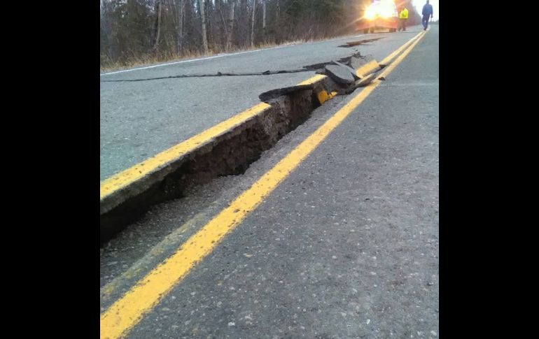 Una grieta en una autopista en en Kenai.