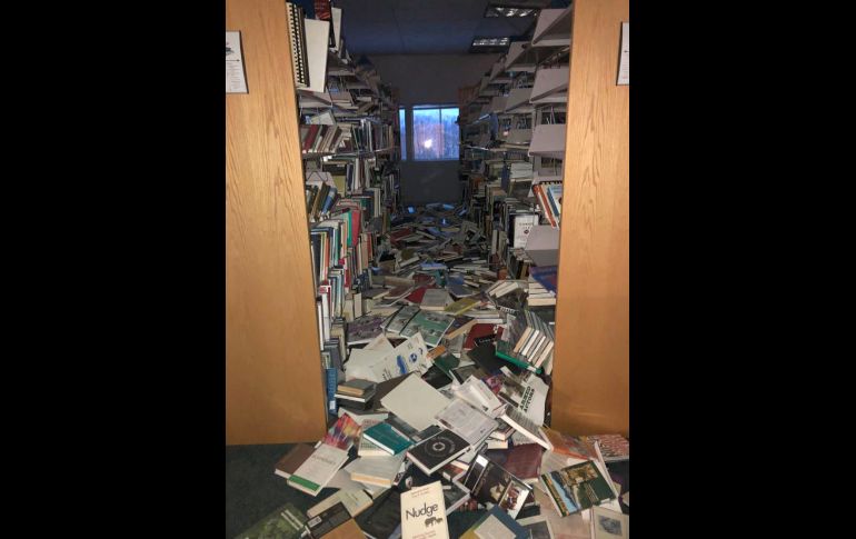 Autoridades estadounidenses levantaron una alerta por tsunami emitida después del sismo de 7 grados. Los efectos en una bliblioteca en Mat-Su College.