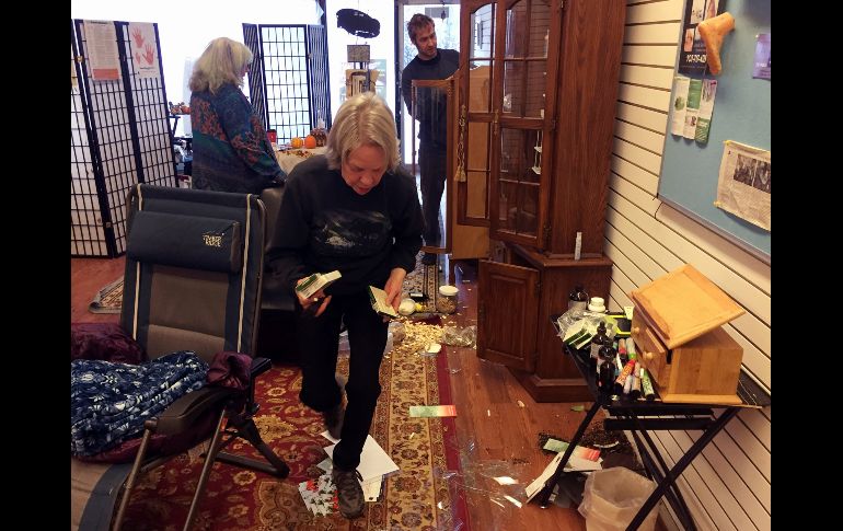 Personas limpian en el Alaska Institute of Oriental Medicine en Anchorage.