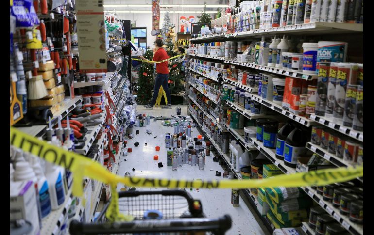 Artículos en una tienda de Anchorage volcaron por el temblor 7.0 grados que golpeó el viernes por la mañana la ciudad más grande de Alaska, territorio estadounidense.