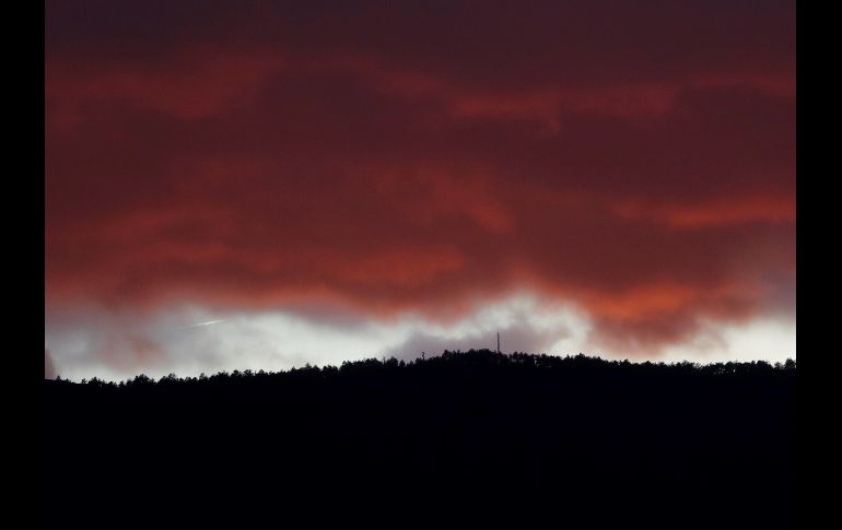 Un cielo rojizo se observa al atardecer en Pamplona, España. EFE/J. Diges