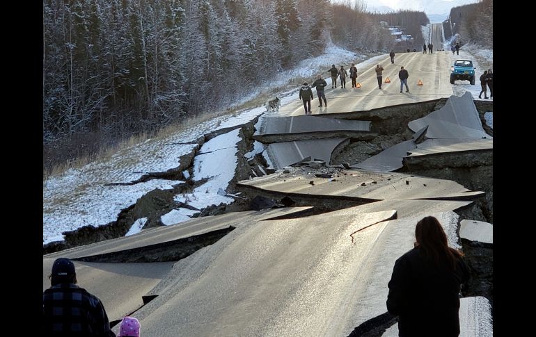 Una carretera dañada en Wasilla. Un sismo de  5.7 se registró más tarde.