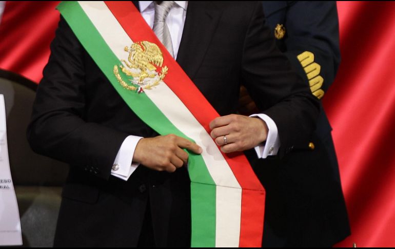 La banda presidencial que recibirá Andrés Manuel López Obrador ya estará modificada. EFE/ARCHIVO