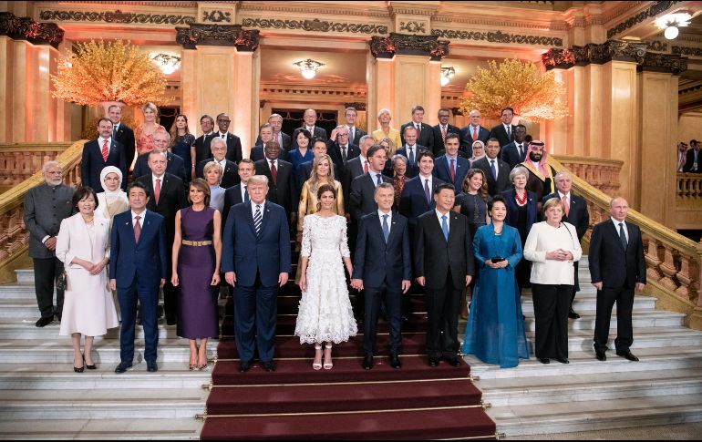 Los líderes posan para una foto general antes de la obra. EFE/G. Bergmann